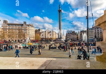 Belle vue sur le monument emblématique Nelson's Column vu de la National Gallery à Trafalgar Square dans la ville de Westminster, dans le centre de Londres... Banque D'Images