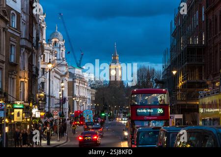 Belle vue sur la célèbre tour Elizabeth, populairement connu sous le nom de «Big Ben», vu de Whitehall, une route et une zone dans la ville de Westminster, Central... Banque D'Images