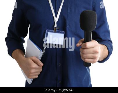 Journaliste avec microphone et cahier sur fond blanc, gros plan Banque D'Images