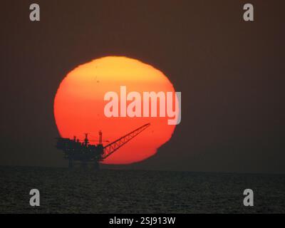 Plate-forme de gaz naturel Leviathan dans la mer Méditerranée Offshore de la côte israélienne photographiée au coucher du soleil Banque D'Images