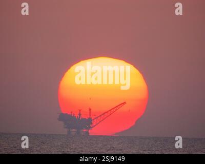 Plate-forme de gaz naturel Leviathan dans la mer Méditerranée Offshore de la côte israélienne photographiée au coucher du soleil Banque D'Images