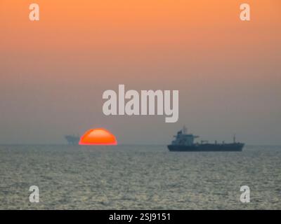 Plate-forme de gaz naturel Leviathan dans la mer Méditerranée Offshore de la côte israélienne photographiée au coucher du soleil Banque D'Images