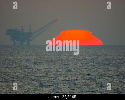 Plate-forme de gaz naturel Leviathan dans la mer Méditerranée Offshore de la côte israélienne photographiée au coucher du soleil Banque D'Images