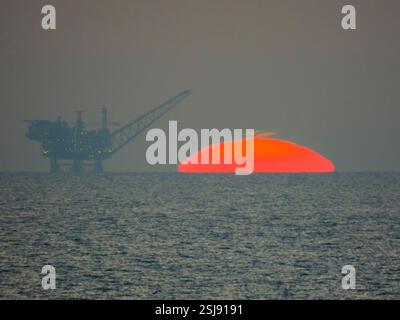 Plate-forme de gaz naturel Leviathan dans la mer Méditerranée Offshore de la côte israélienne photographiée au coucher du soleil Banque D'Images