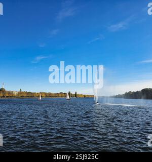 Il existe un beau lac avec une fontaine magnifique situé en plein centre de celui-ci, créant un cadre pittoresque Hannover Maschsee Banque D'Images