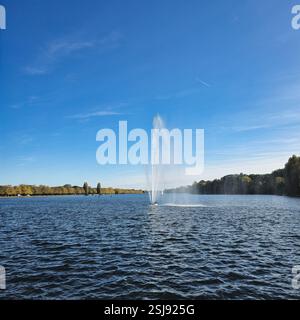 Il existe un lac pittoresque qui dispose d'une charmante fontaine située en plein centre de celui-ci, améliorant sa beauté naturelle Hannover Maschsee Banque D'Images