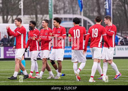 Alkmaar, pays-Bas. 11 février 2025. ALKMAAR, PAYS-BAS - 11 FÉVRIER : les joueurs de l'AZ Alkmaar U19 célèbrent le match de l'UEFA Youth League Round of 32 entre l'AZ Alkmaar U19 et le SL Benfica U19 au Centre d'entraînement AZ Wijdewormer le 11 février 2025 à Alkmaar, pays-Bas. (Photo de Ed van de Pol/Orange Pictures) crédit : Orange pics BV/Alamy Live News Banque D'Images