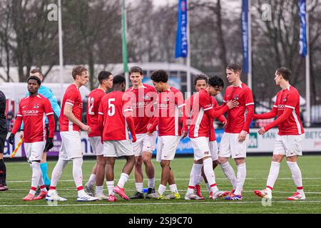 Alkmaar, pays-Bas. 11 février 2025. ALKMAAR, PAYS-BAS - 11 FÉVRIER : les joueurs de l'AZ Alkmaar U19 célèbrent le match de l'UEFA Youth League Round of 32 entre l'AZ Alkmaar U19 et le SL Benfica U19 au Centre d'entraînement AZ Wijdewormer le 11 février 2025 à Alkmaar, pays-Bas. (Photo de Ed van de Pol/Orange Pictures) crédit : Orange pics BV/Alamy Live News Banque D'Images