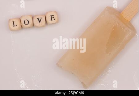 Un concept de popsicles sur une assiette avec fond violet. Banque D'Images