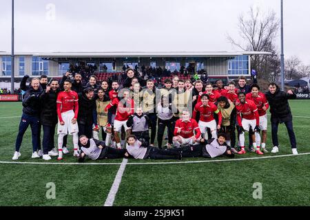 Alkmaar, pays-Bas. 11 février 2025. ALKMAAR, PAYS-BAS - 11 FÉVRIER : photo de l'équipe de l'AZ Alkmaar U19 célébrant le match de l'UEFA Youth League Round of 32 entre l'AZ Alkmaar U19 et le SL Benfica U19 au Centre d'entraînement AZ Wijdewormer le 11 février 2025 à Alkmaar, pays-Bas. (Photo de Ed van de Pol/Orange Pictures) crédit : Orange pics BV/Alamy Live News Banque D'Images