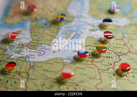 Carte de la région de la mer Baltique avec drapeaux nationaux marquant divers endroits Banque D'Images