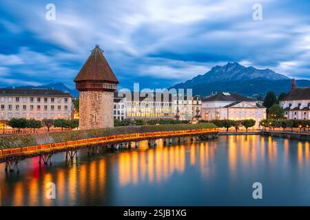 Lucerne, Suisse dans la soirée sur la rivière Reuss avec Mt. Pilatus. Banque D'Images
