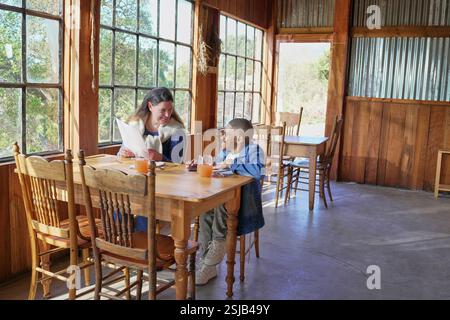 Deux amis assis à table dans le restaurant Banque D'Images