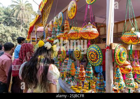 Une exposition vibrante de l'artisanat traditionnel au Lok O Karushilpo Mela, la foire de l'artisanat populaire à Sonargaon, Narayanganj, Bangladesh, mettant en valeur les riches Banque D'Images