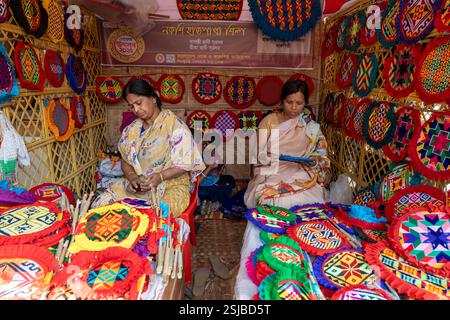 Une exposition vibrante de l'artisanat traditionnel au Lok O Karushilpo Mela, la foire de l'artisanat populaire à Sonargaon, Narayanganj, Bangladesh, mettant en valeur les riches Banque D'Images
