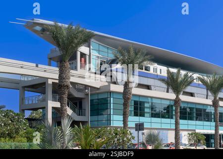 Le nouveau monorail de Dubaï relie la station de monorail Palm Jumeirah sur le continent à la station de monorail Palm Atlantis illustrée ici. Banque D'Images