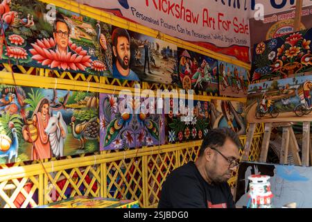 Une exposition vibrante de l'artisanat traditionnel au Lok O Karushilpo Mela, la foire de l'artisanat populaire à Sonargaon, Narayanganj, Bangladesh, mettant en valeur les riches Banque D'Images