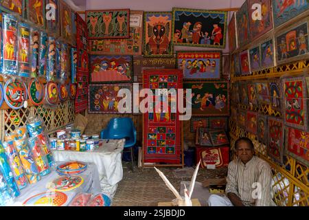Une exposition vibrante de l'artisanat traditionnel au Lok O Karushilpo Mela, la foire de l'artisanat populaire à Sonargaon, Narayanganj, Bangladesh, mettant en valeur les riches Banque D'Images
