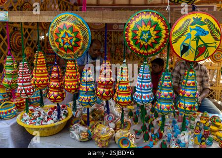 Une exposition vibrante de l'artisanat traditionnel au Lok O Karushilpo Mela, la foire de l'artisanat populaire à Sonargaon, Narayanganj, Bangladesh, mettant en valeur les riches Banque D'Images
