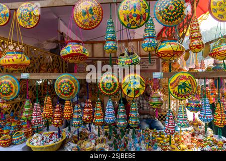 Une exposition vibrante de l'artisanat traditionnel au Lok O Karushilpo Mela, la foire de l'artisanat populaire à Sonargaon, Narayanganj, Bangladesh, mettant en valeur les riches Banque D'Images