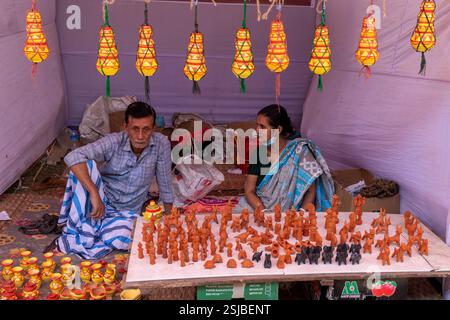 Une exposition vibrante de l'artisanat traditionnel au Lok O Karushilpo Mela, la foire de l'artisanat populaire à Sonargaon, Narayanganj, Bangladesh, mettant en valeur les riches Banque D'Images