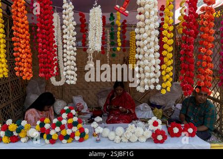Une exposition vibrante de l'artisanat traditionnel au Lok O Karushilpo Mela, la foire de l'artisanat populaire à Sonargaon, Narayanganj, Bangladesh, mettant en valeur les riches Banque D'Images