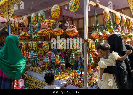 Une exposition vibrante de l'artisanat traditionnel au Lok O Karushilpo Mela, la foire de l'artisanat populaire à Sonargaon, Narayanganj, Bangladesh, mettant en valeur les riches Banque D'Images