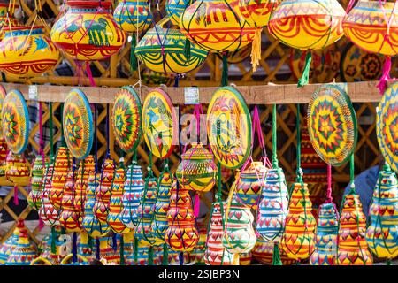 Une exposition vibrante de l'artisanat traditionnel au Lok O Karushilpo Mela, la foire de l'artisanat populaire à Sonargaon, Narayanganj, Bangladesh, mettant en valeur les riches Banque D'Images