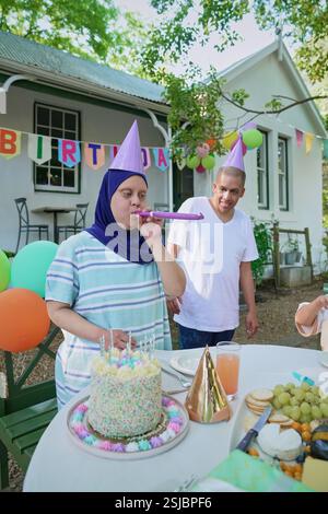 Amis handicapés célébrant leur anniversaire Banque D'Images