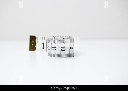 Confection précise avec un ruban à mesurer de couturière | outil de couture et de création de mode Banque D'Images