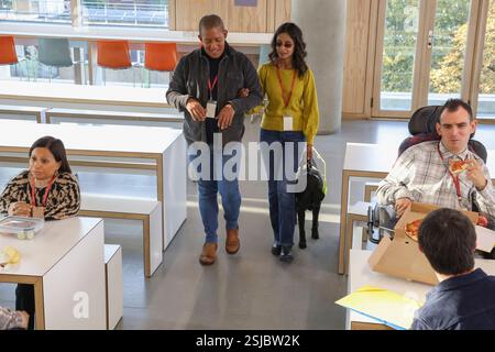 Femme aveugle avec chien guide marchant dans le centre communautaire Banque D'Images
