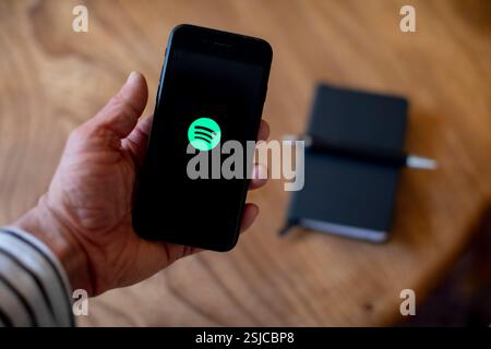 Un téléphone mobile en attente montrant l'application Spotify ouverte à l'écran. Crédit photo : SMP News Banque D'Images
