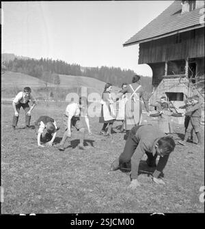 --- Bauernfamilie 1941#famille de fermier suisse en 1941- RDB PAR DUKAS Banque D'Images