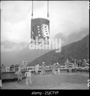 --- Grande Dixence : Einbringen des millionsten Kubikmeters Beton 1953#Grande Dixence : remplissage du millionième mètre cube de concrete1953- RDB DE DUKAS Banque D'Images