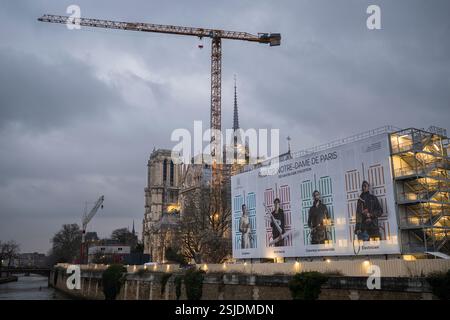 Affiche de promotion de l'Rebâtir notre-Dame de Paris, livre tellis histoire des 5 ans de restauration de la cathédrale et savoir-faire exceptionnel des ouvriers qualifiés Banque D'Images