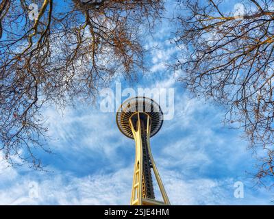 L'emblématique Space Needle de Seattle, Washington, se dresse sur fond d'un ciel bleu vif avec des nuages blancs tortueux. Banque D'Images