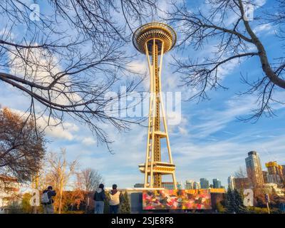 L'emblématique Space Needle de Seattle, Washington, se dresse sur fond d'un ciel bleu vif avec des nuages blancs tortueux. Banque D'Images
