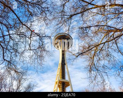 L'emblématique Space Needle de Seattle, Washington, se dresse sur fond d'un ciel bleu vif avec des nuages blancs tortueux. Banque D'Images