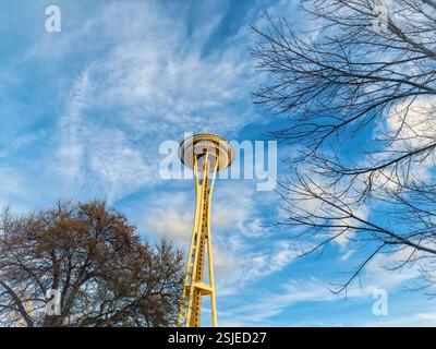 L'emblématique Space Needle de Seattle, Washington, se dresse sur fond d'un ciel bleu vif avec des nuages blancs tortueux. Banque D'Images