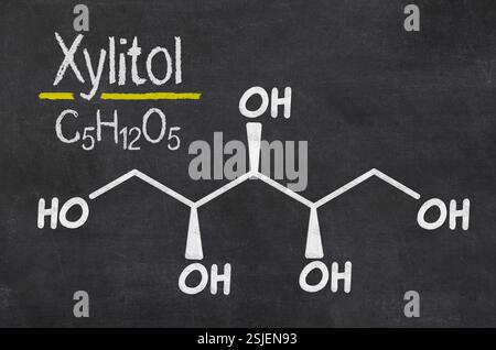 Ardoise avec la formule chimique du xylitol Banque D'Images