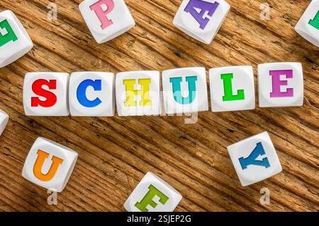 Cubes de lettres sur un fond en bois - école Banque D'Images