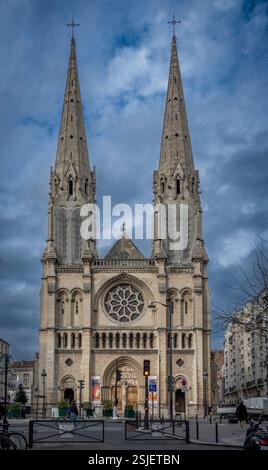 Paris, France - 02 08 2025 : vue sur la façade de l'église Saint-Jean-Baptiste de Belleville Banque D'Images