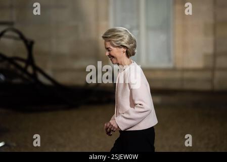 FRANCE-POLITIQUE-SOMMET DE HAUT NIVEAU-ai-ELYSÉE la Présidente de la Commission européenne Ursula von der Leyen arrive pour assister à une réunion des chefs d’Etat européens en marge du Sommet d’action Intelligence artificielle ai, au palais de l’Elysée, à Paris, le 10 février 2025. PARIS ILE-DE-FRANCE FRANCE COPYRIGHT : XANDREAXSAVORANIXNERIX FRANCE-POLITICS-TOP LEVEL SUMMIT ASAVORANINERI-11 Banque D'Images