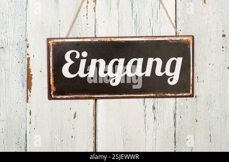 Ancien panneau en étain devant le mur en bois blanc - entrée Banque D'Images