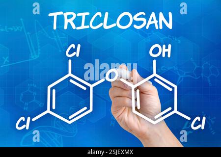 La main avec le crayon dessine la formule structurelle chimique du triclosan Banque D'Images