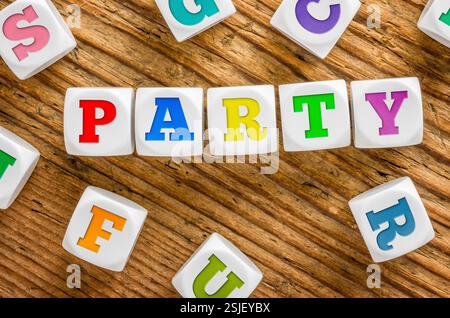 Cubes de lettres sur un fond en bois - partie Banque D'Images