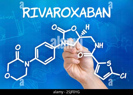 La main avec le crayon dessine la formule structurelle chimique du rivaroxaban Banque D'Images