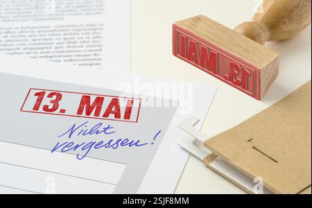 Timbre rouge sur les documents - 13 mai Banque D'Images