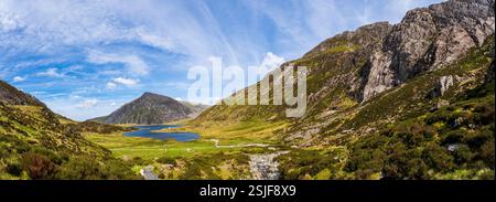 Vue panoramique à couper le souffle du lac Llyn Idwal depuis le sommet de la chaîne de montagnes Glyderau dans le légendaire Cwm Idwal sculpté sur glace de North Eryri (Snowdonia) Banque D'Images