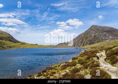 Vue imprenable sur le lac Llyn Idwal dans la chaîne de montagnes Glyderau dans le légendaire Cwm Idwal sculpté sur glace de North Eryri (Snowdonia) Banque D'Images